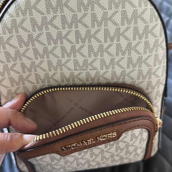 Small backpack/crossbody MK. Never used!! Perfect new condition - Picture 2 of 5